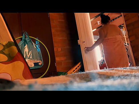 ❤️ Moj stric mi sledi v tuš kabino in me jebe, medtem ko se tuširam. Ruski pornič pri nas ❌️❤